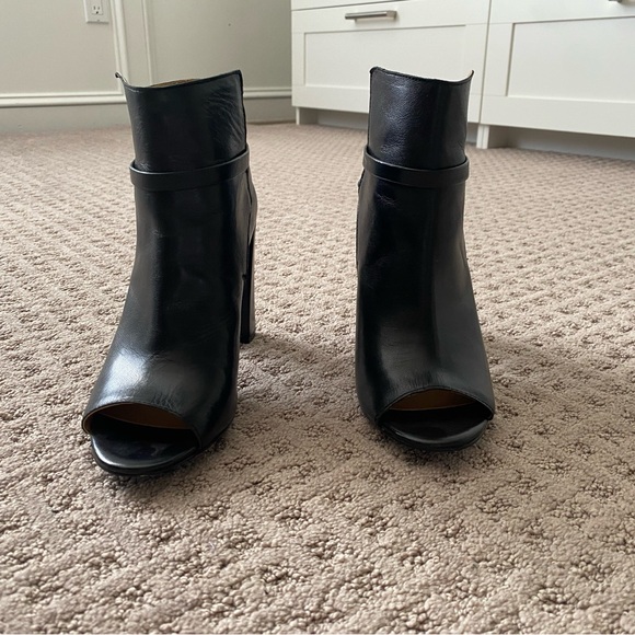 Women’s Banana Republic heels size 6 US - Picture 3 of 4